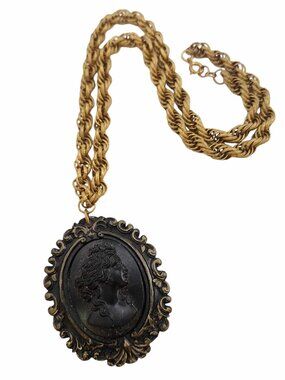 Glass And Resin Cameo Pendant Necklace (A5750)